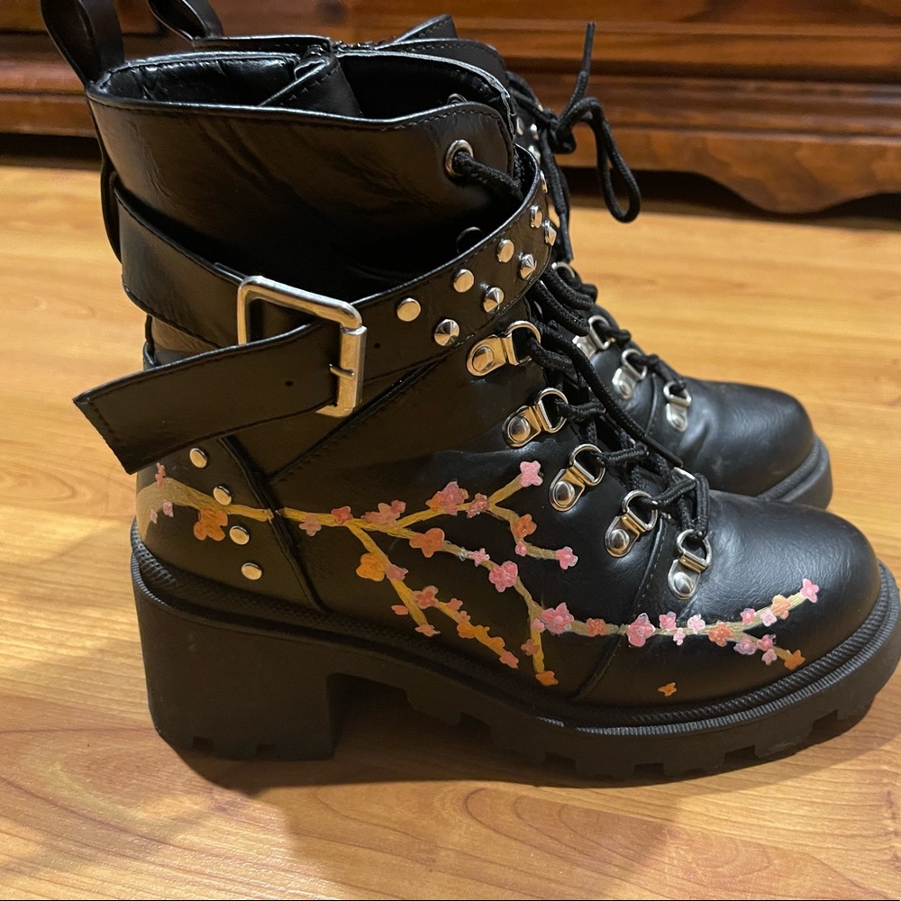 Size 7 boots. Super cute and comfy. Just clearing the closet